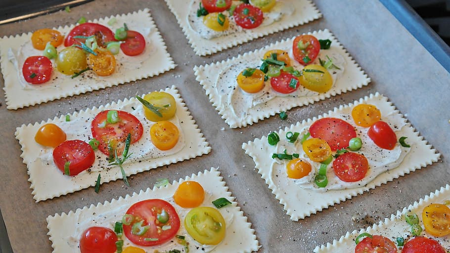 slice tomato, white, icing, starter, puff pastry, tomatoes, cream cheese, mediteran, spices, basil