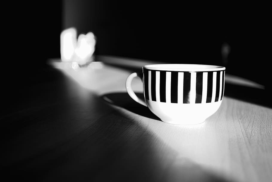 fotografi fokus grayscale, mug, grayscale, fokus, fotografi, kopi, teh, cangkir teh, malam, kegelapan