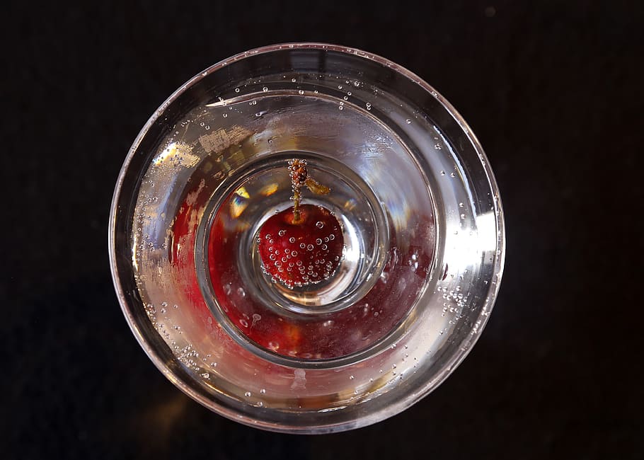 copa de martini, cereza, cóctel, bebidas, fruta en copa, copa, bebida, remolino de cristal, burbujas, vidrio