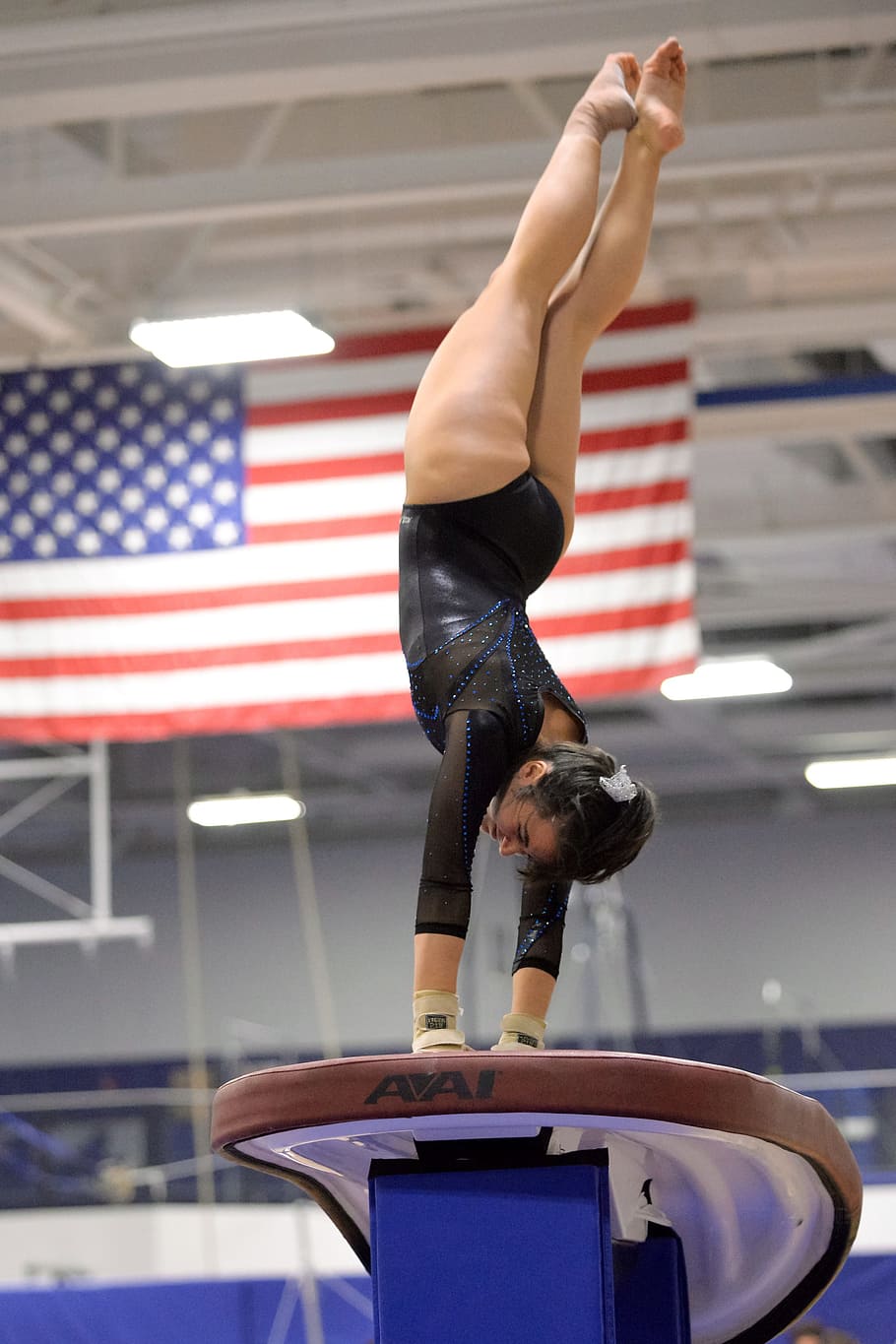 mujer, bandera de EE. UU., gimnasia, rendimiento, bóveda, ejercicio, salto mortal, fitness, fuerza, equilibrio