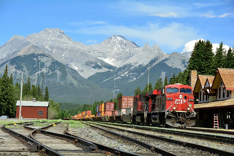 vermelho, foto de trem, diurno, Banff, estação de trem, depósito, trem, motor, trilhos, montanhas
