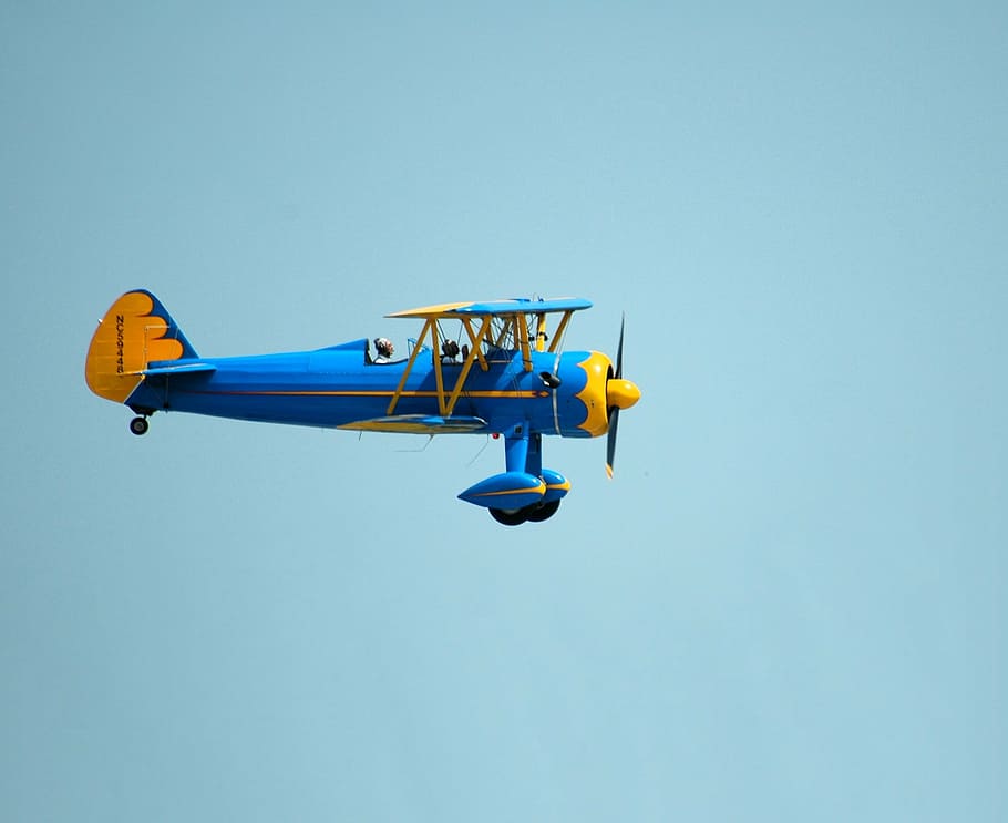 Primer plano, foto, azul, amarillo, avión, vintage, biplano, antiguo, retro, vuelo