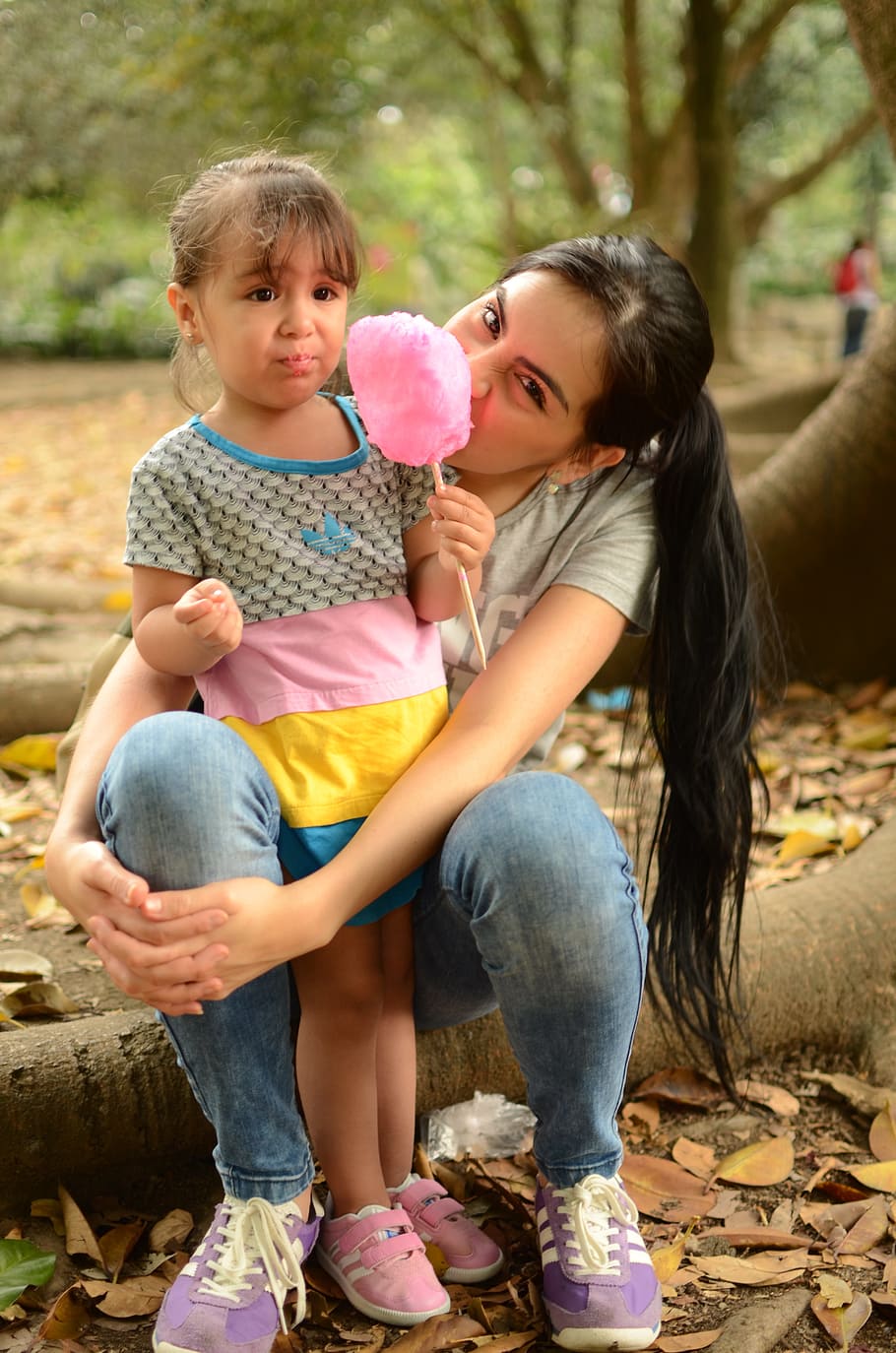woman, girl, sitting, trunk, candyfloss, family, mama, mother, bebe, parents