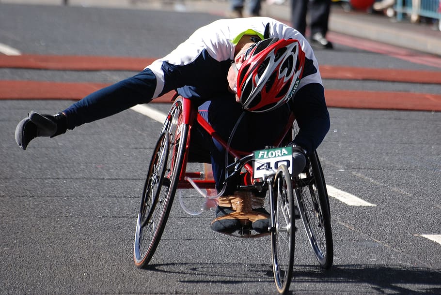 남자 사이클링, 아스팔트 도로, 휠체어, 장애인, 남자, 경주자, 런던 마라톤, 스포츠, 장애인 스포츠, 교통