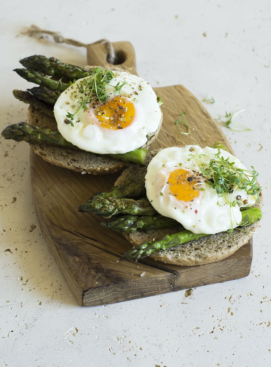 egg on bread, egg, asparagus, a sandwich, breakfast, food, eating, eat, green, vegetarian food