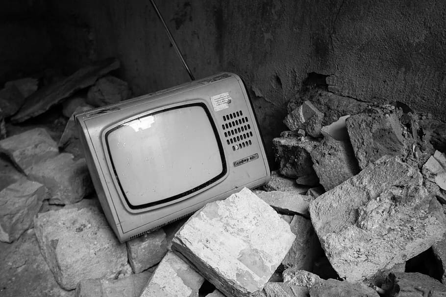 grayscale photography, vintage, television, city, tv, dump, city ​​dump, black and white, old, retro