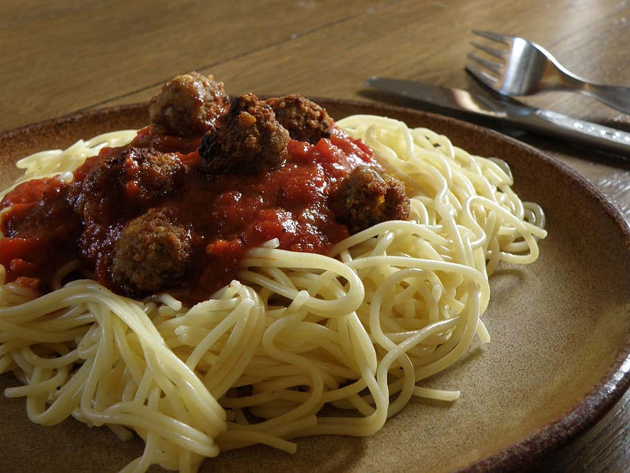 pasta, salsa, carne, marrón, plato, al lado, cuchillo, tenedor, espagueti, albóndigas