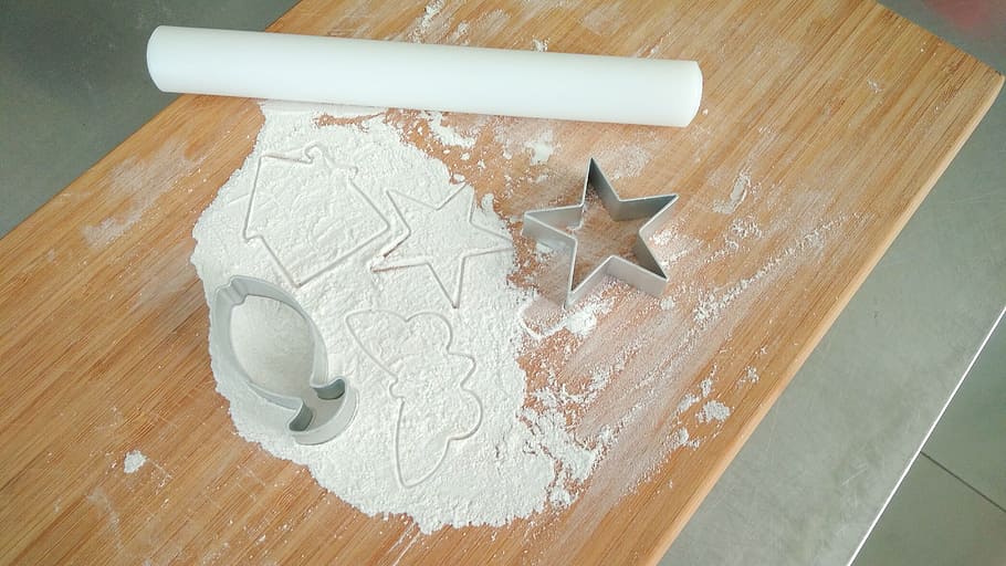 wood, wooden, pe rolling pin, flour, fish cutting die, stars cutting die, star shape, indoors, wood - material, high angle view