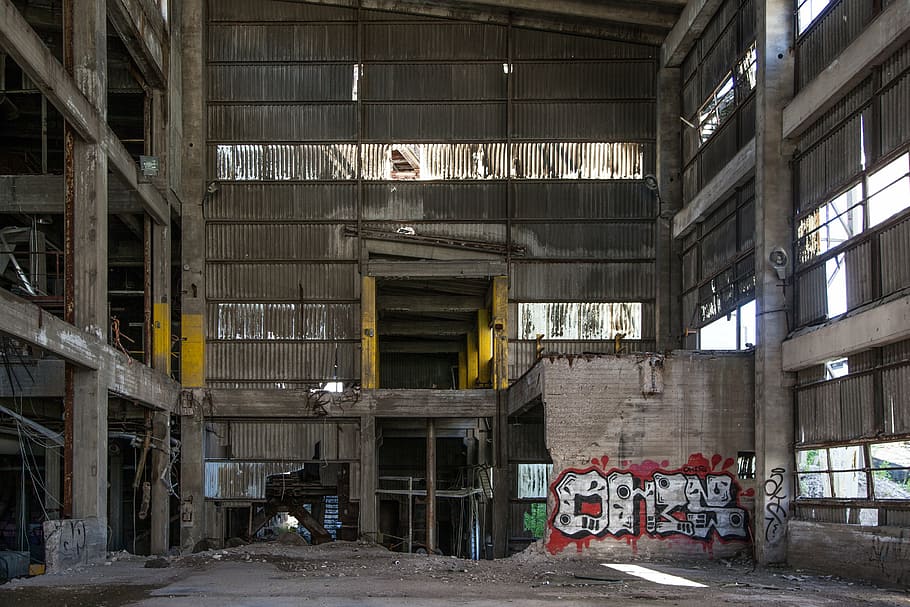 Gris, hormigón, edificio, interior, graffiti, fábrica abandonada, abandonada, fábrica, industrial, construcción