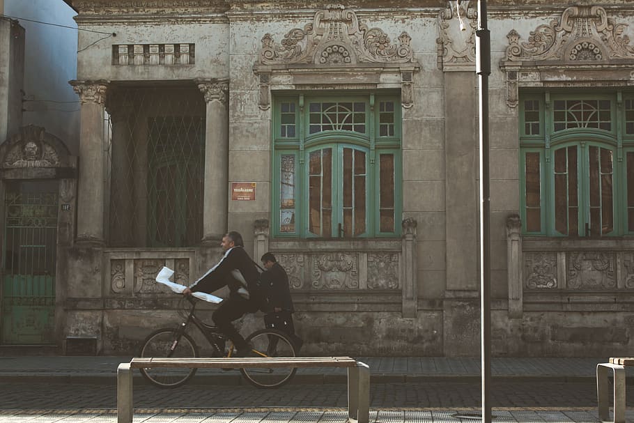 bicicleta, ciclismo, homem, trabalhador, pasta, rua, paralelepípedo, edifício, janelas, arquitetura