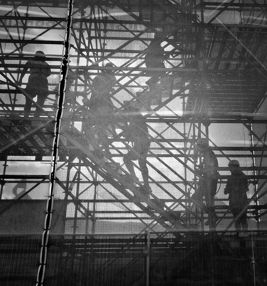 foto grayscale, abu-abu, tangga logam, grup, orang-orang, hitam, putih, memanjat, lantai atas, pipa