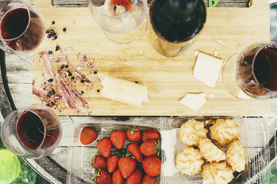 vino, vidrio, queso, tabla de cortar, frutas, fresas, galletas, bayas, comida, bebida