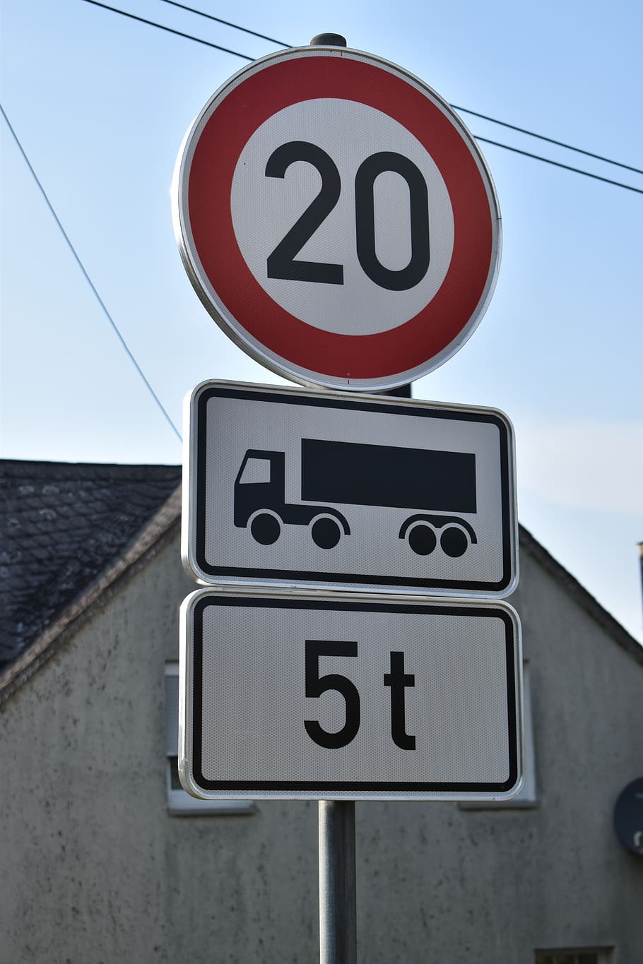 escudo, veinte kmh, camión, toneladas de tráfico, señal de tráfico, letrero de calle, limitación de velocidad, vehículos, velocidad, letrero
