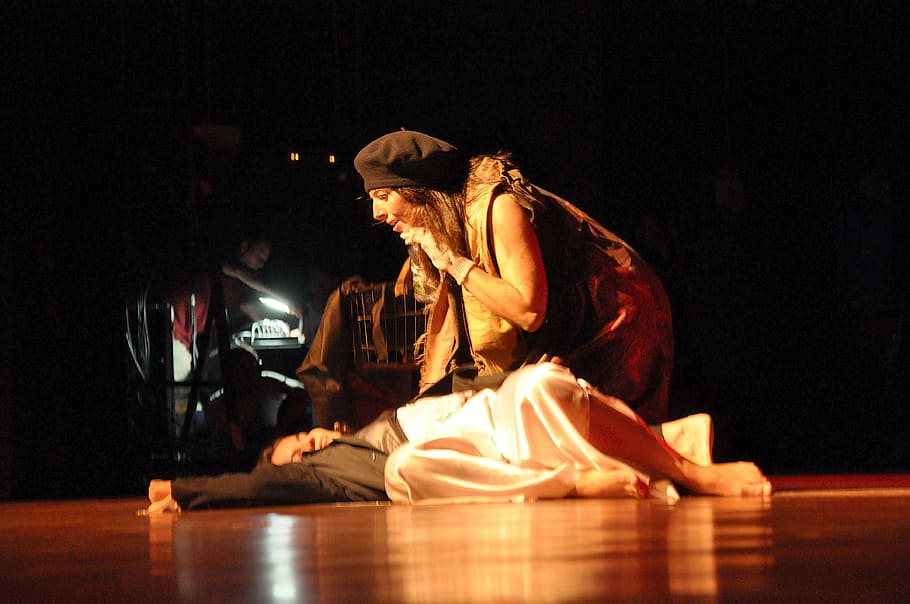 mujer, acostado, piso, puesta en escena, teatro, emoción, drogas, miseria, negro, escenario