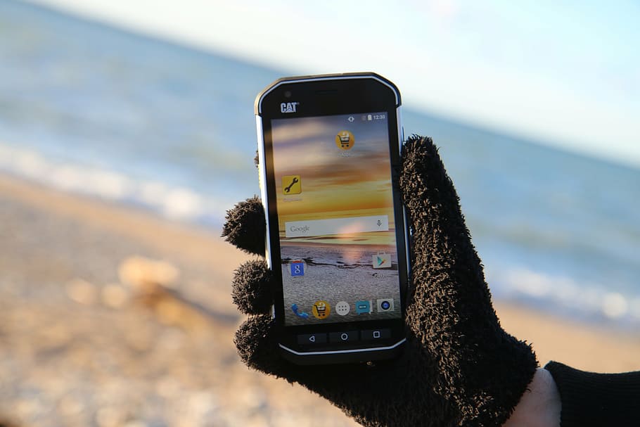 smartphone, cat s40, cat, tahan air, tahan debu, android, pantai, laut, teknologi, internet