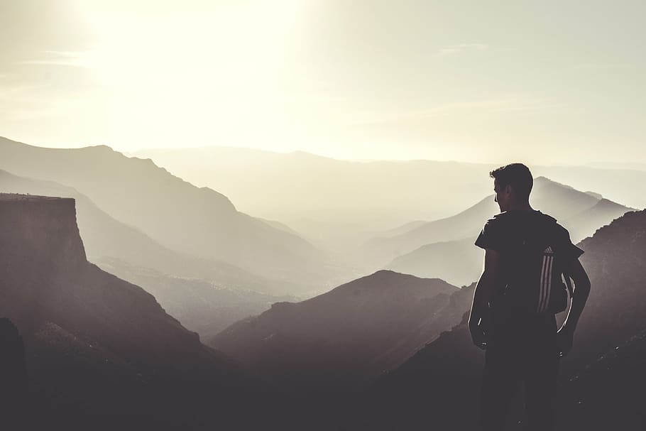 Foto de silueta, hombre, de pie, al lado, montañas, vistiendo, negro, camisa, pantalones, durante el día