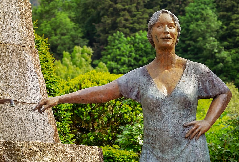 en pie, mujer, gris, estatua de camisa con cuello en v, escultura, mujer en el pozo, art, figura, bronce, obra de arte