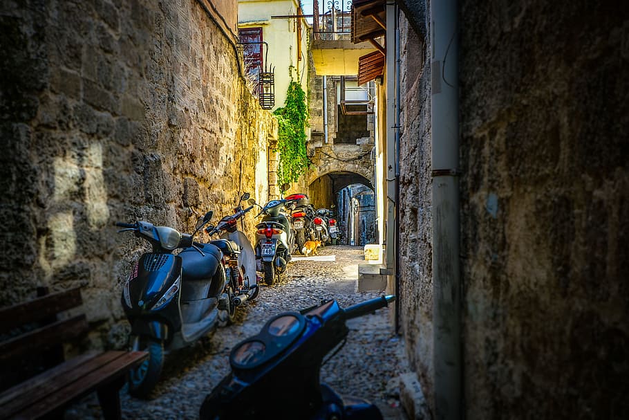 sepeda motor di dekat dinding, Gang, Rhodes, Yunani, Kuno, tua, mediterania, pulau, perjalanan, kucing
