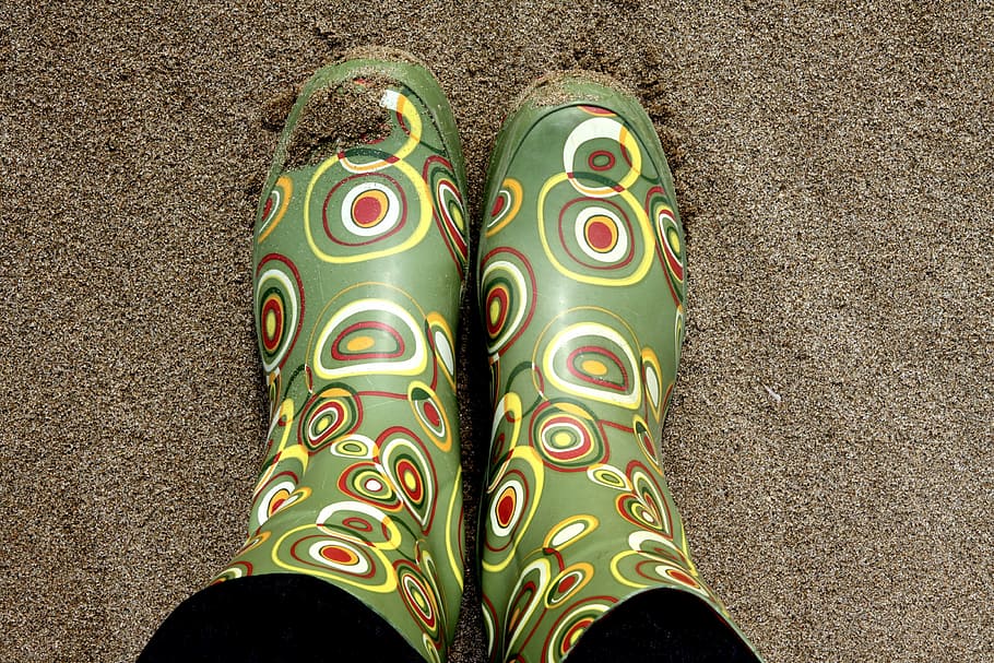 pair, green-and-brown rain boots, wellingtons, booths, rain boots, walking, selfie, sand, vacation, coast