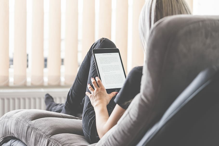 jovem, mulher lendo ebooks, tablet ipad, Woman Reading, eBooks, iPad, tablet, livros, frio, casa