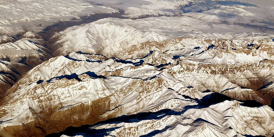 montañas cubiertas de nieve, vistas desde avión, avión, volar alto, volar, viajar, sobre las montañas, montañas, clima, temperatura fría