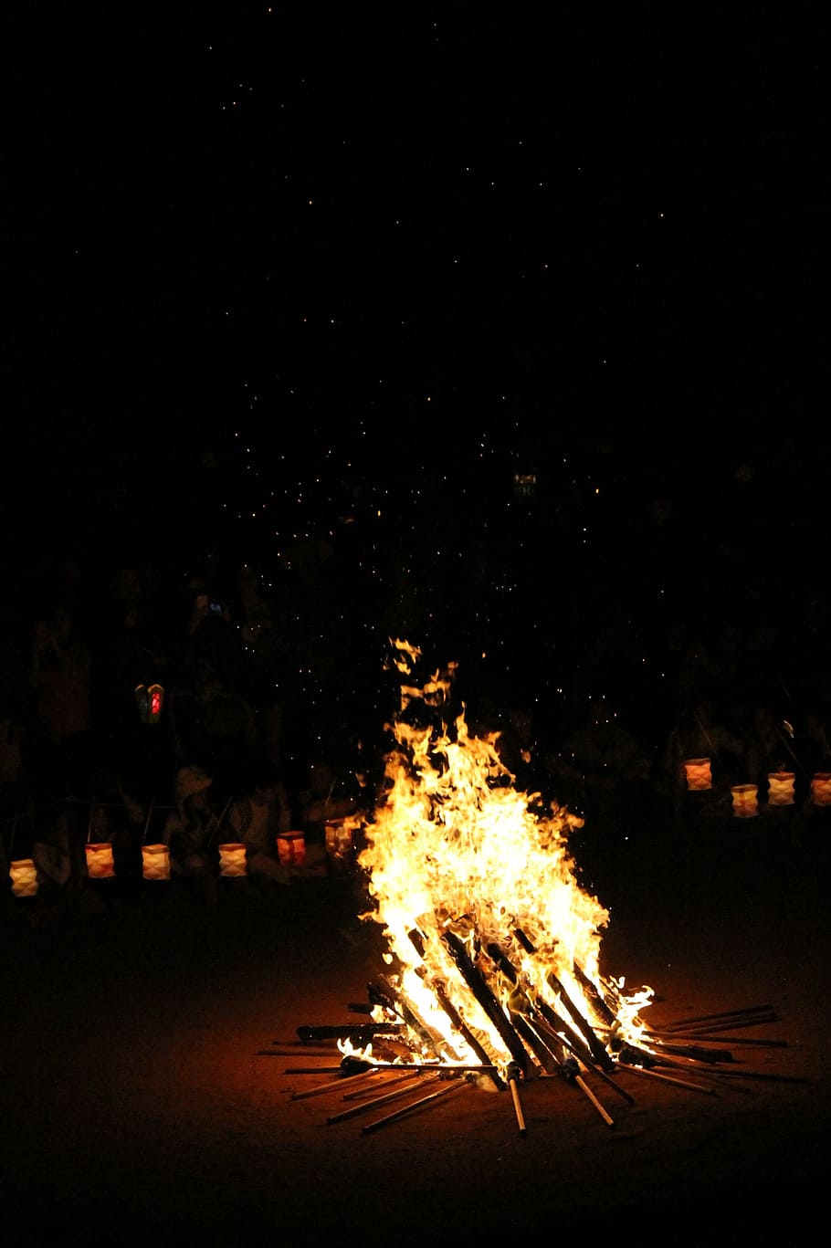 api unggun di dekat lentera, st john, festa junina, perayaan, pasak, malam, pembakaran, api - fenomena alam, api, suhu panas