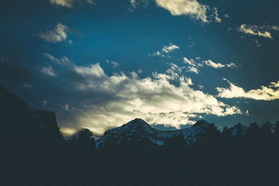 fotografia de silhueta, pico da montanha, nuvens cumulus alto, neve, coberto, montanha, azul, céu, montanhas, picos