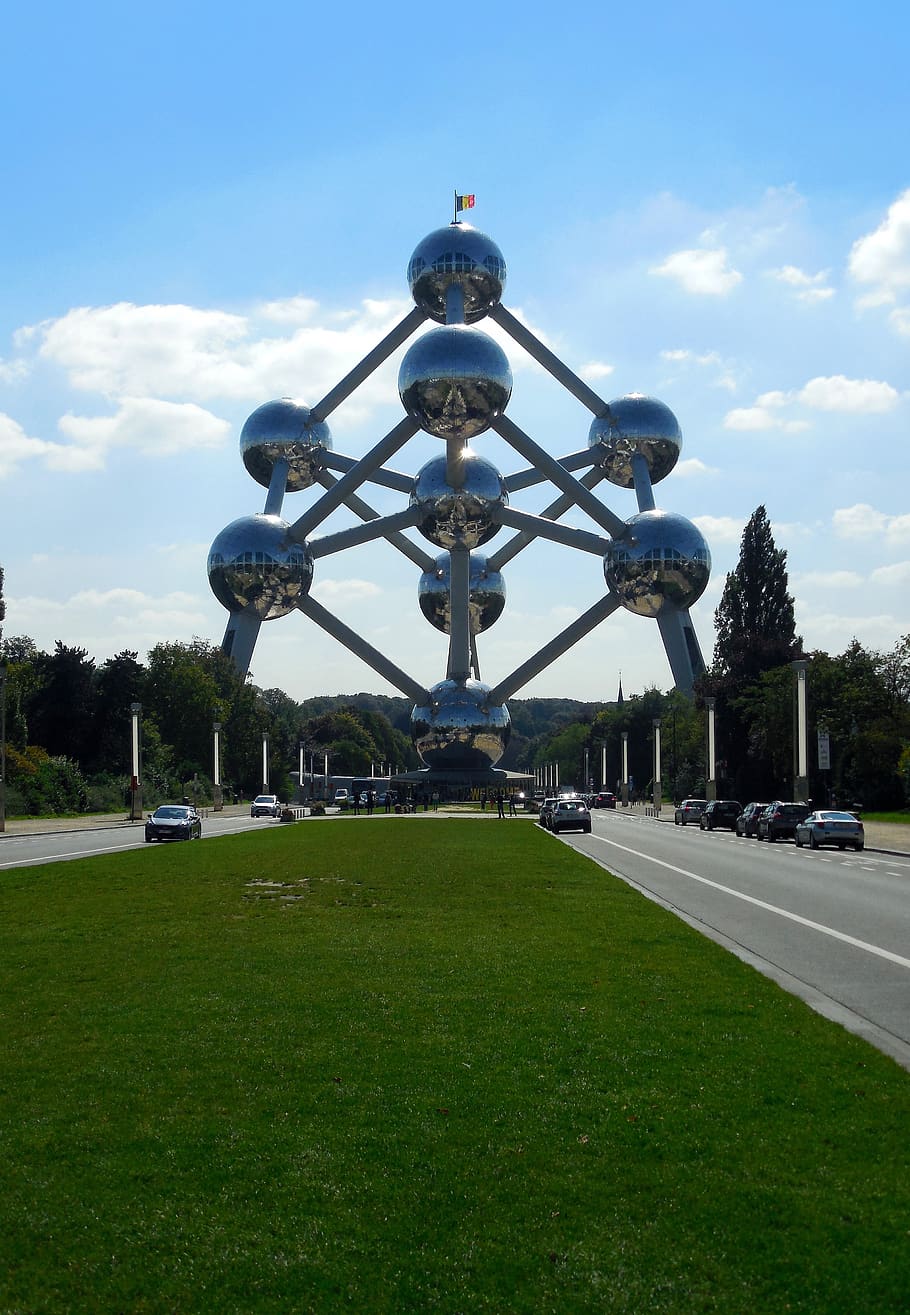 Bruselas, atomium, hito, cielo, planta, césped, nube - cielo, arquitectura, naturaleza, estructura construida