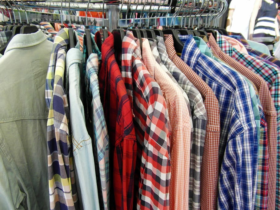 colgado, de colores variados, de manga larga, con cuello, dentro, tienda, camisas, ropa, soporte, perchero