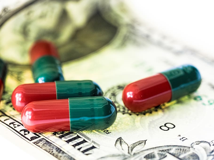 четыре красно-зеленые капсулы, таблетки, медицина, деньги, пищевые добавки, лекарство, благослови вас, болезнь, аптека, здравоохранение