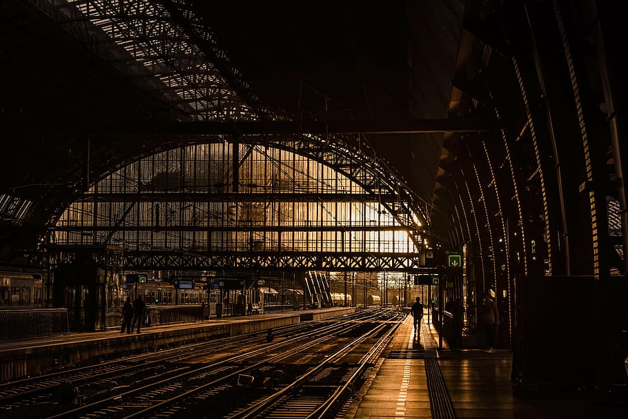 negro, marrón, ilustración de la estación de tren, estación, pistas, ferrocarril, tren, tren de alta velocidad, puesta de sol, sol