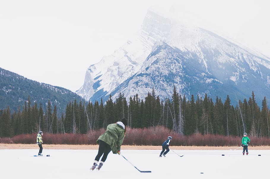 Cuatro, persona, jugando, hockey sobre hielo, personas, hockey, al aire libre, cerca, montaña, hielo