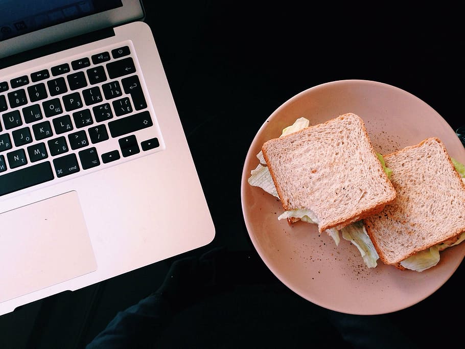 sandwich, piring, di samping, laptop, dangkal, fokus, fotografi, dua, coklat, perak