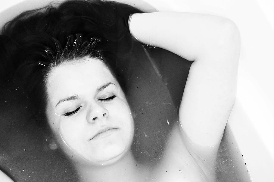 foto em escala de cinza, mulher, banheira, menina, banho, preto e branco, tristeza, mulheres, beleza, molhado
