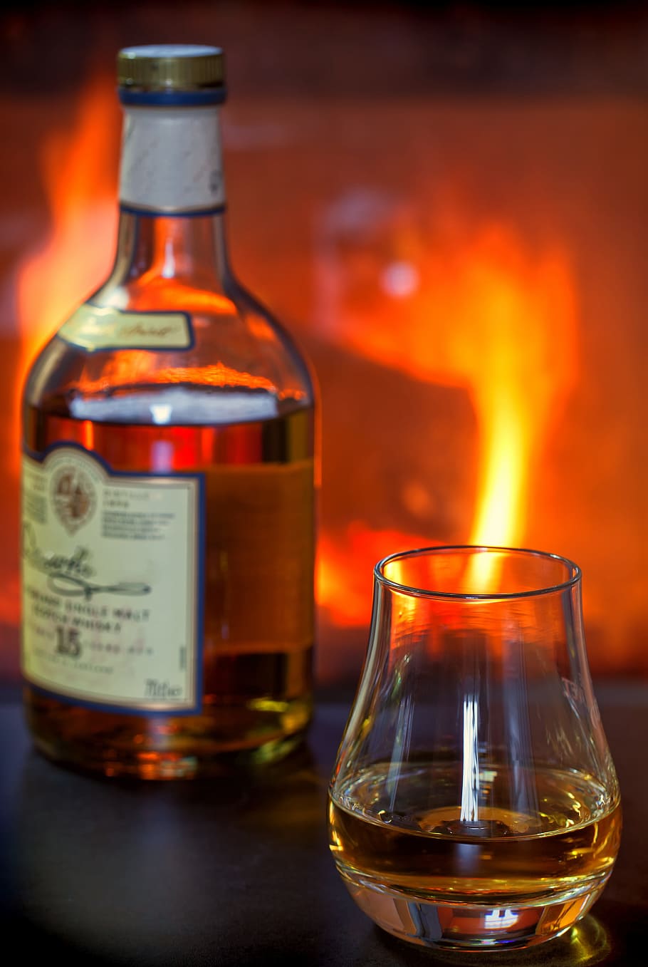 botella, al lado, vaso de brandy, lleno, licor, whisky, alcohol, vidrio, bebida, fuego