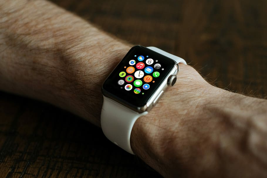 persona, vistiendo, caja de aluminio plateado manzana, reloj, blanco, banda deportiva, plata, aluminio, caja, Apple Watch
