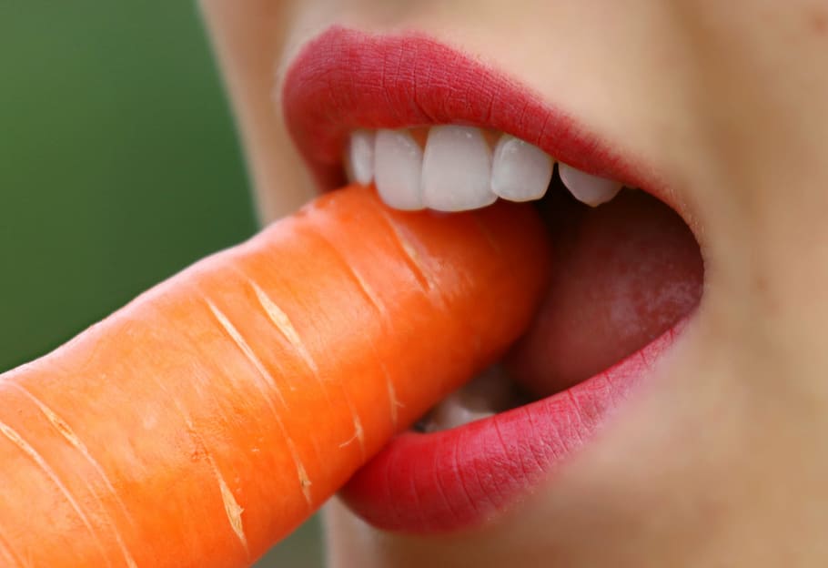 woman, red, lipstick bites carrot, teeth, carrot, diet, loss of flesh, weight, dentist, lips