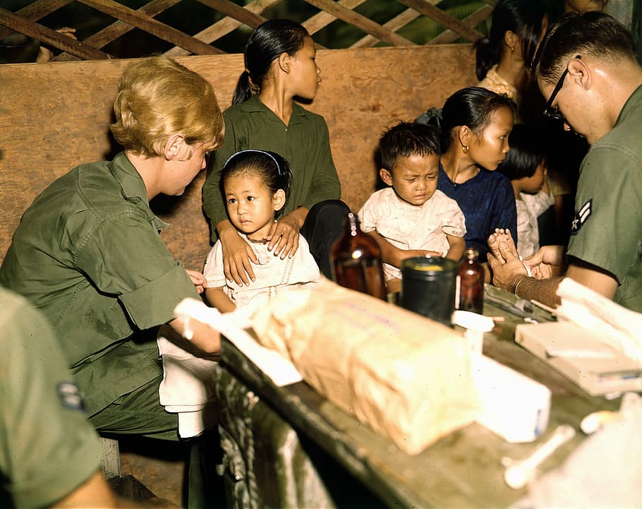 treats, vietnamese child, 1967, Nurse, Vietnamese, child, Vietnam War, photos, healing, kid
