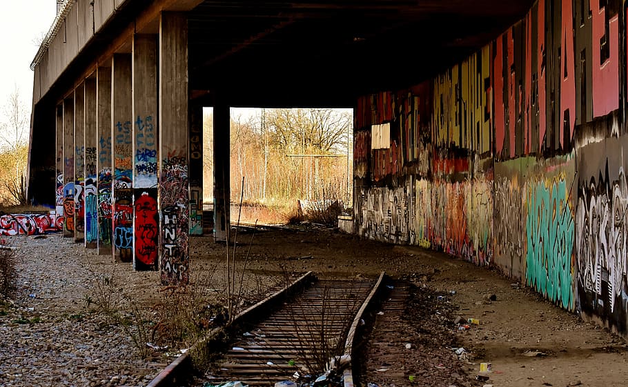 abu-abu, kereta api kereta api, dinding, grafiti, tempat-tempat yang hilang, stasiun semangat, stasiun kereta api bekas, pembusukan, tua, kehancuran