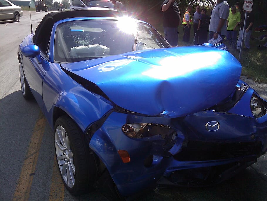 destrozado, azul, mazda coupe, carretera, durante el día, automóvil, accidente, choque, estrellado, aplastar