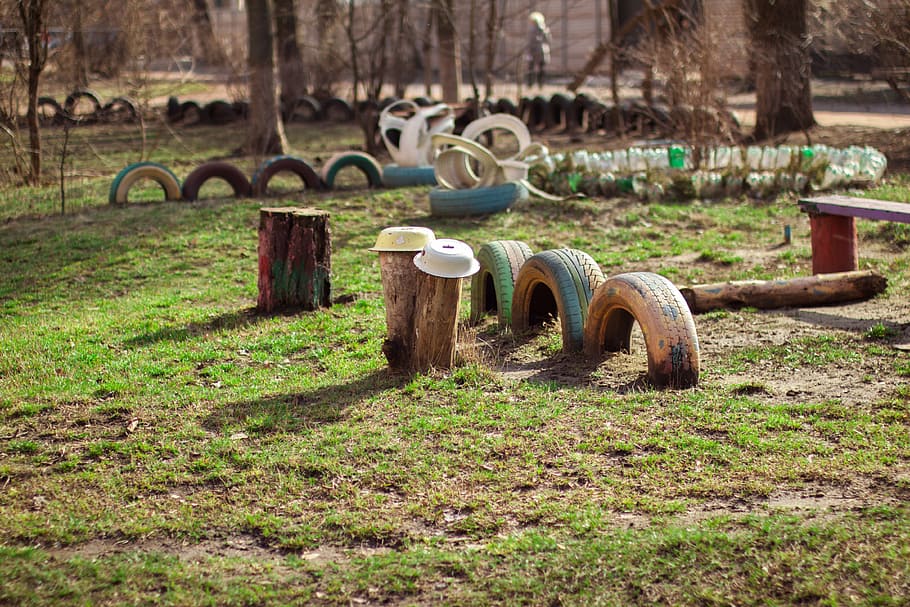 selectivo, fotografía de enfoque, parque, marrón, árbol, tronco, cerca de, tres, neumáticos, patio de recreo