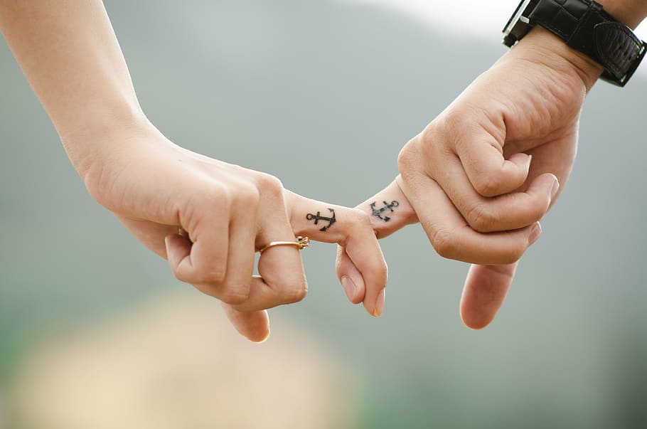 duas, pessoa, mostrando, tatuagens de dedo de âncora, mãos, amor, casal, juntos, dedos, pessoas