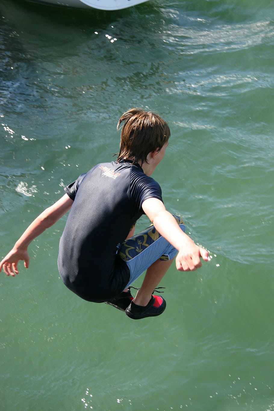 Water jumping. Прыжки в воду. Прыгнул в одежде в воду. Прыгнуть в воду с теплохода. Выпускники прыгают в воду.