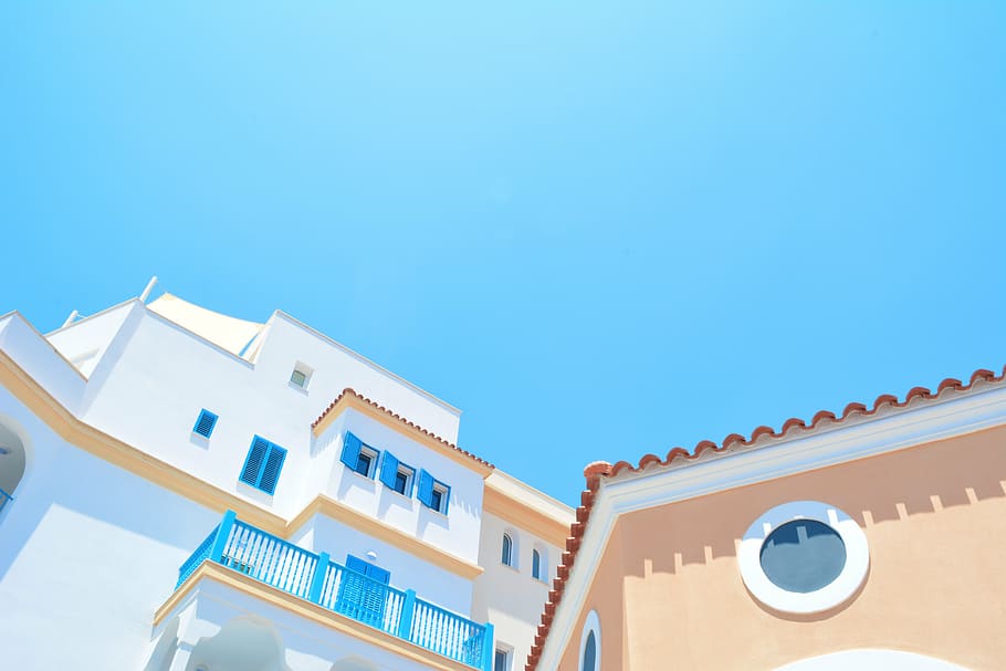 baixo, fotografia de ângulo, marrom, branco, casa, durante o dia, concreto, construção, azul, céu
