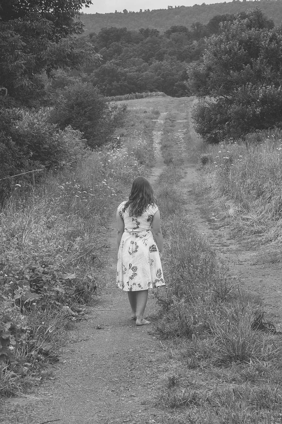 Fotografía en escala de grises, descalzo, mujer, caminar, camino, rodeado, árboles, niña, deambular, hembra