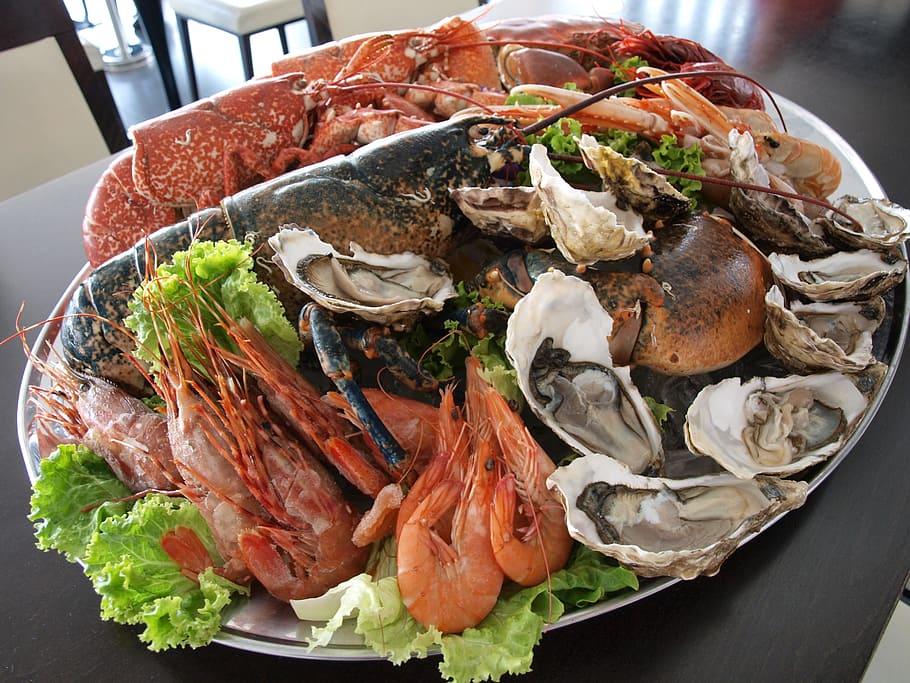 mariscos en un plato, ostras, langostinos, almejas, cangrejo, pescado, restaurante, mariscos, mar, plato