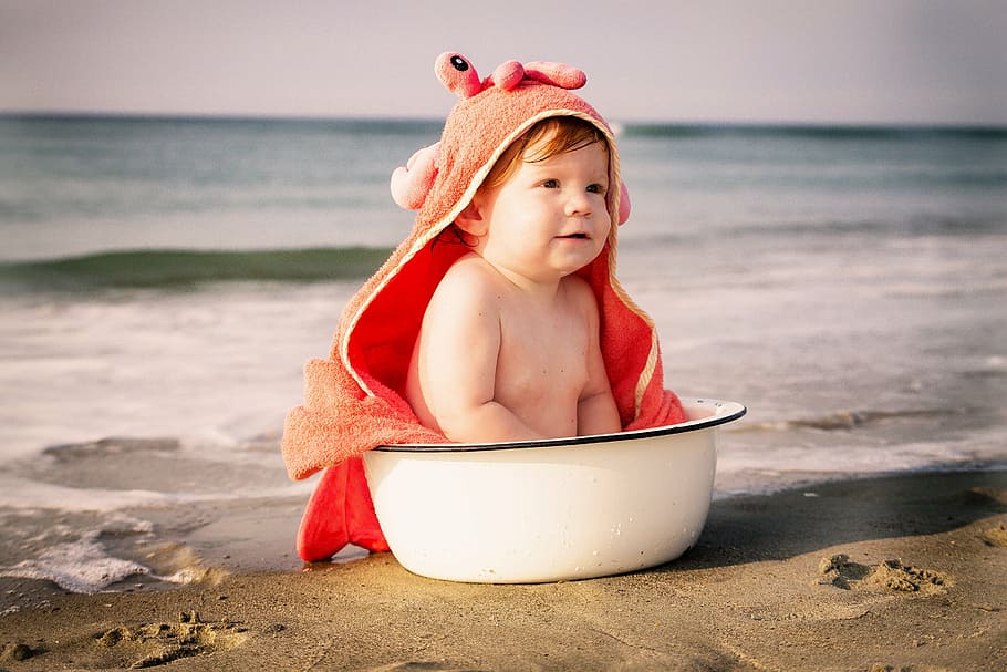 baby, sitting, white, basin, seashore, beach, crab, wash pot, summer, child