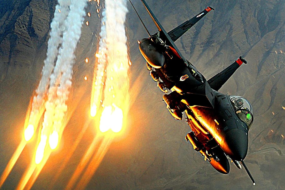 marrón, azul, avión, avión militar, vuelo, lanzamiento de señuelos térmicos, f-15, caza, aerotransportado, defensivo