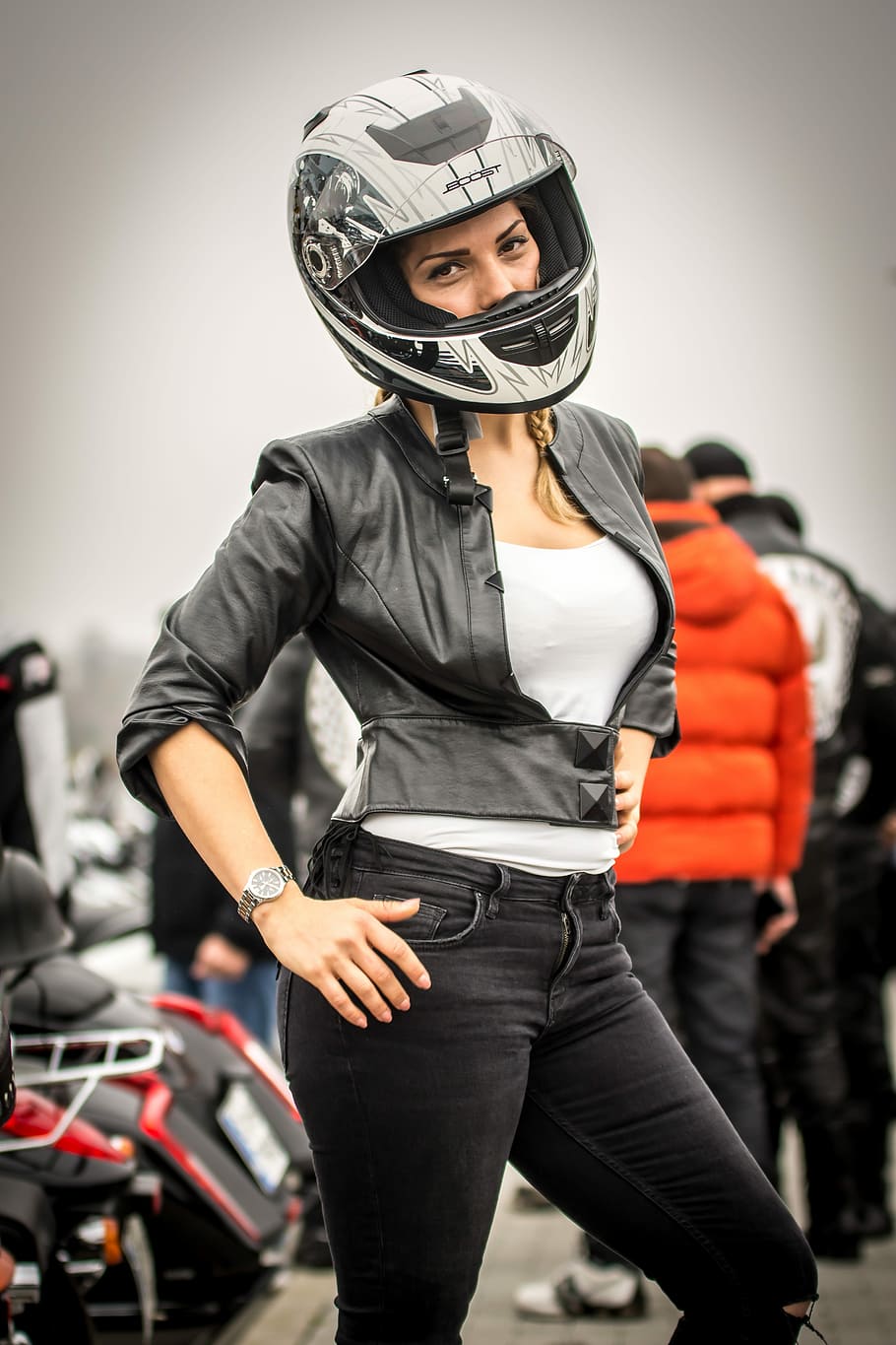 mulher, vestindo, branco, preto, capacete, competição, campeonato, corrida de automóveis, motociclismo, bicicleta