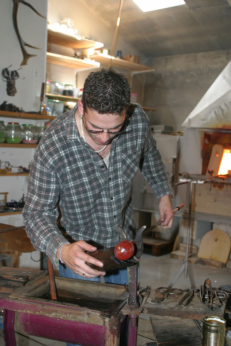 glass blower, bavarian forest, bavaria, craft, real people, one person, indoors, standing, casual clothing, occupation